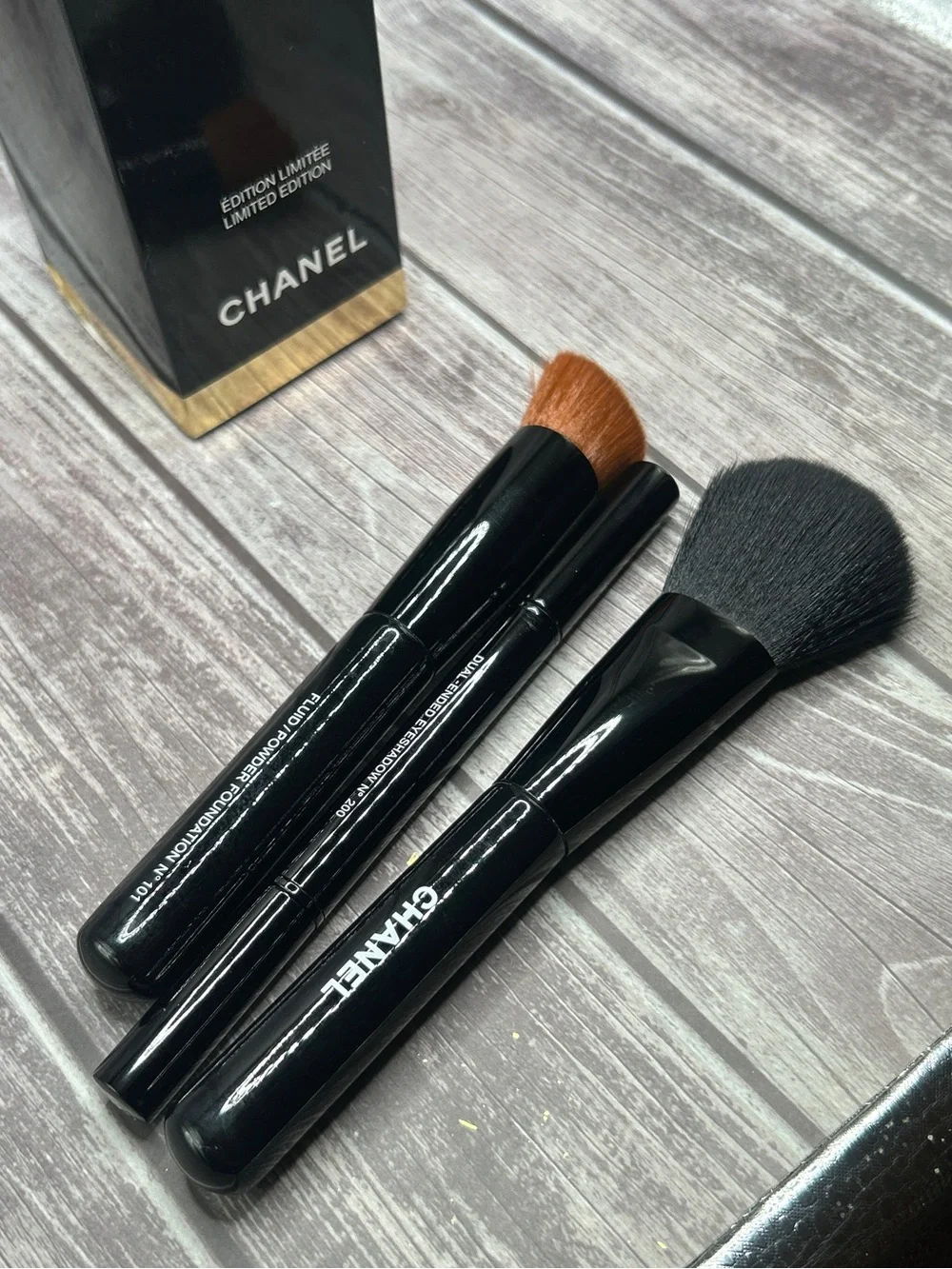 NIB CHANEL Limited Edition Set of 3 Makeup Brushes w/ Case Purple 135 Immortelle